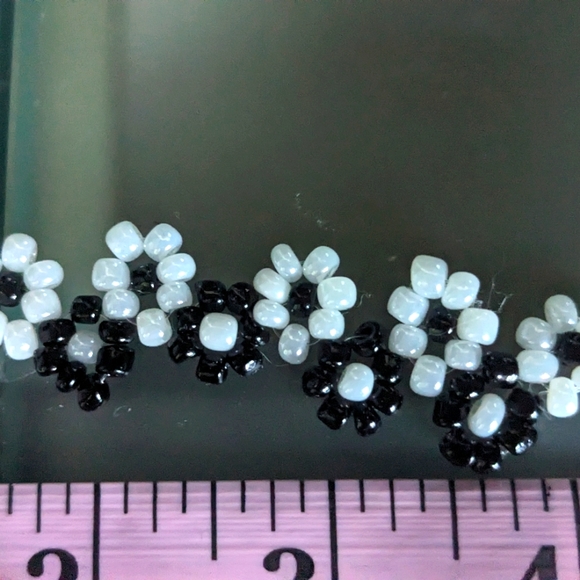 *🌹3/25🌹New* White and Black Flower  Beaded Earrings - Picture 5 of 11